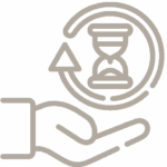 Hand hält eine Sanduhr