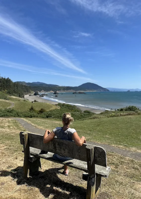 Katrin auf einer Bank mit Ausblick